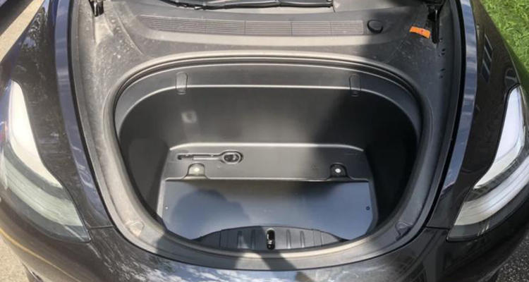 改款前的Model 3前備廂