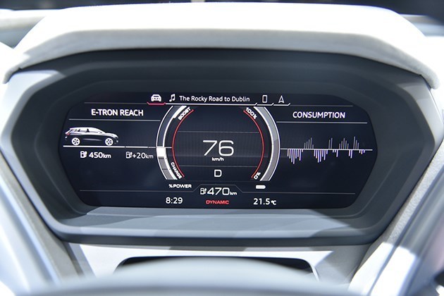 续航方面,奥迪q4 e-tron搭载了容量为82kwh的锂电池包,续航里程550km.