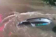 廣州暴雨致電動車泡水損壞，保險公司稱只能報廢