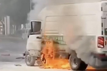 驾驶员被烧身亡 深圳电动货车追尾起火