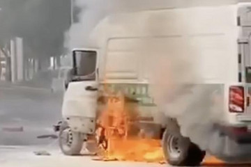駕駛員被燒身亡 深圳電動(dòng)貨車(chē)追尾起火