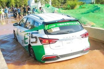 雨季来临 有人说电动车能当潜艇开？