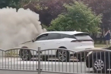 比亚迪唐在郑州发生自燃 疑似为插电式混动版本