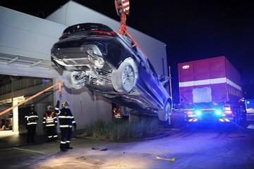 捷克宝马330e充电时发生自燃 消防部门神操作降低复燃风险