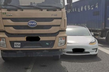 自动驾驶撞渣土车 特斯拉官方表示：车主驾驶违规