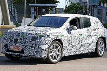 内饰设计趋近新S级 曝新款奔驰EQC谍照