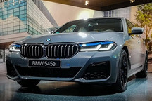 宝马新5系混动版海外市场到店 造型科幻/搭3.0T+电动机