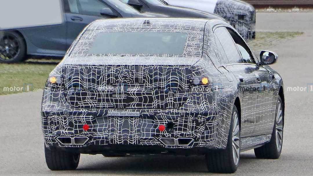 bmw-7-series-plug-in-hybrid-spy-photo.jpg