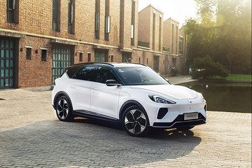 與Model 3相比，我們?yōu)楹胃扑]即將上市的ARCFOX極狐 αT