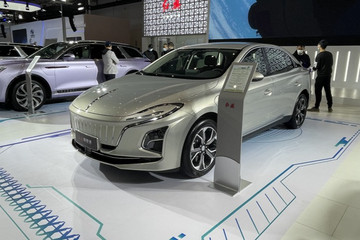 一汽红旗E111实车亮相 中型纯电轿车/续航预计达到450km