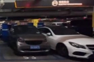 电车去哪玩 | 小姐姐三里屯吃面 竟发现充电桩占位严重