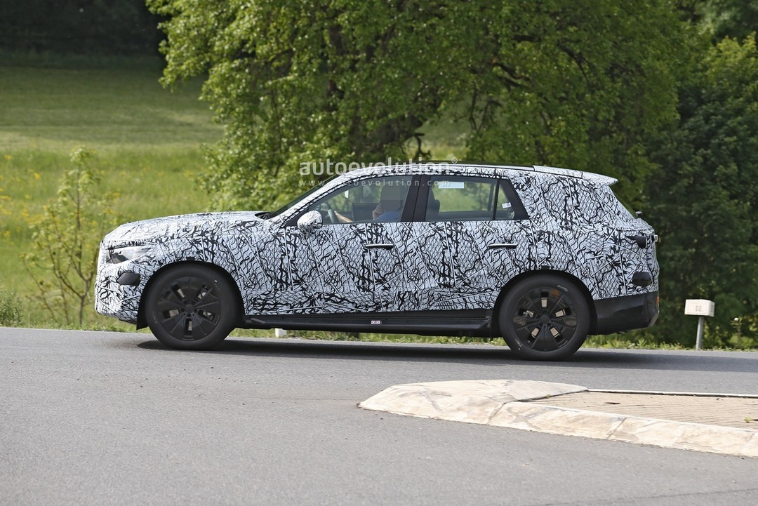 all-new-mercedes-benz-glc-class-spied-for-the-first-time-could-be-a-2022-model_7.jpg