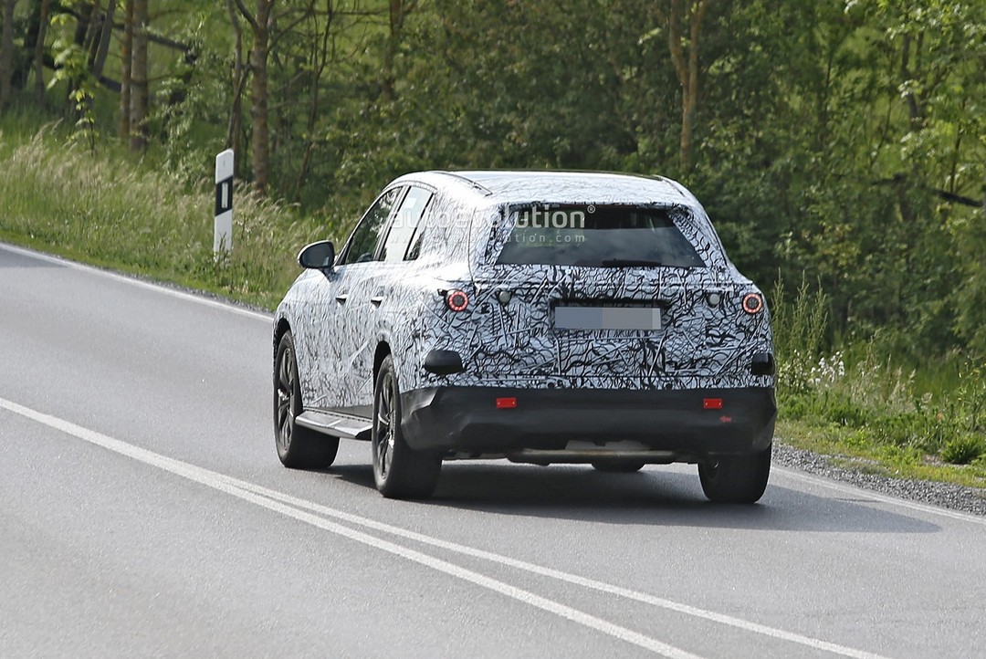all-new-mercedes-benz-glc-class-spied-for-the-first-time-could-be-a-2022-model_11.jpg