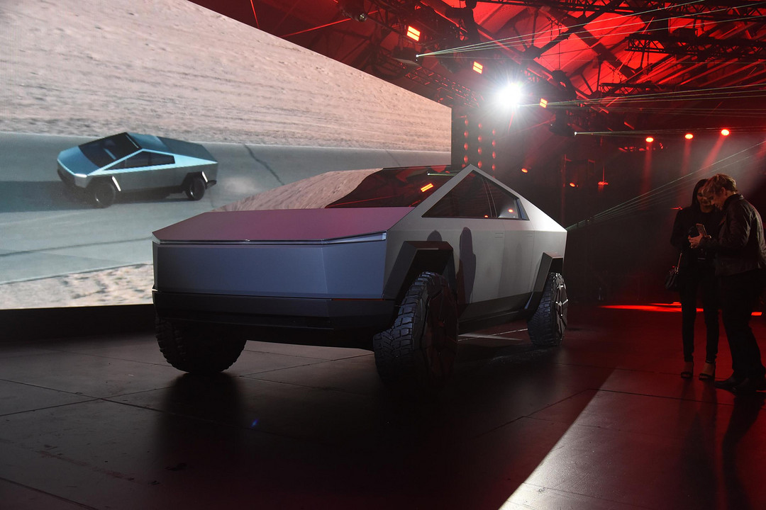 特斯拉展示太陽能增程拖車，未來或?qū)⑦\(yùn)用到乘用車上
