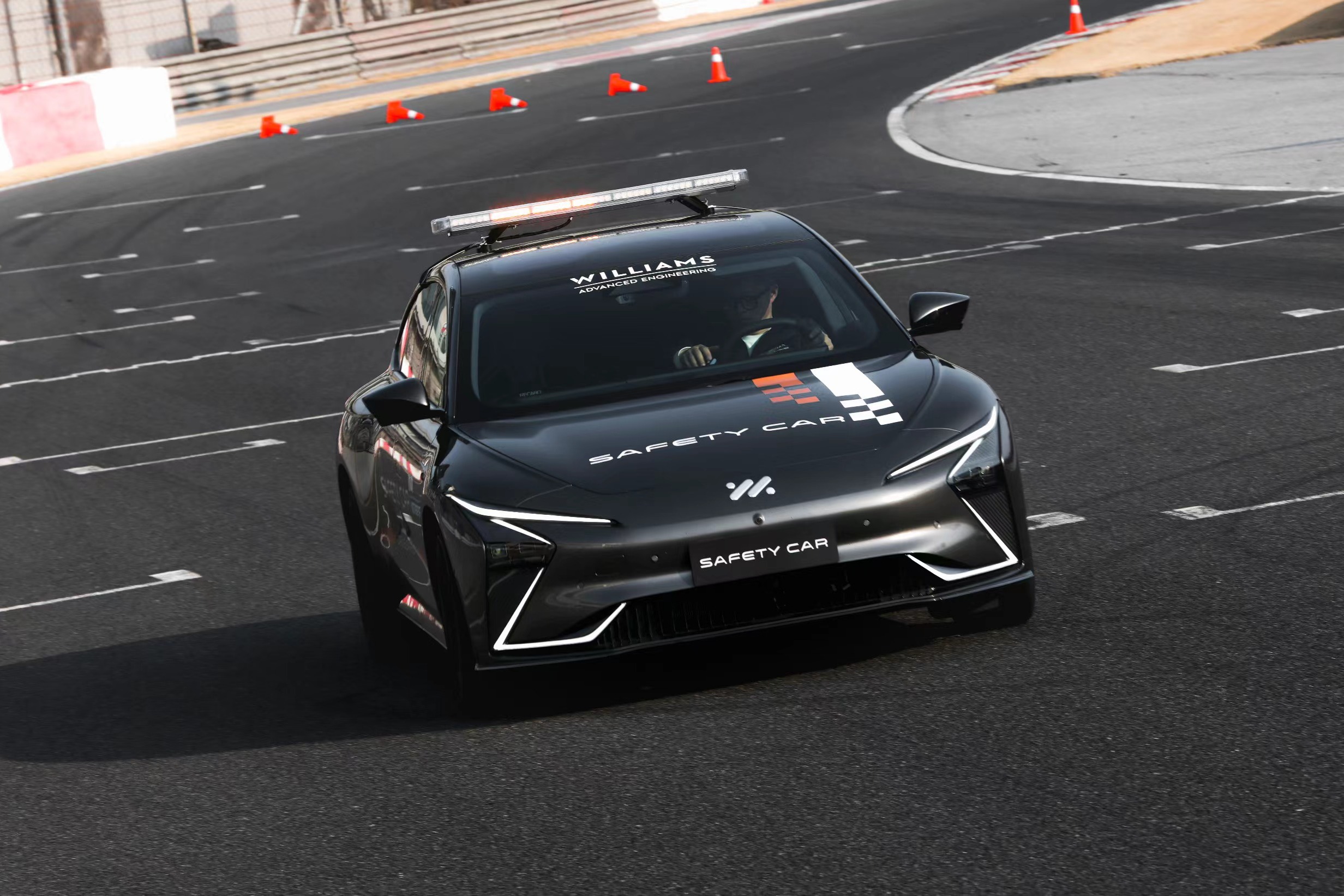 智己L7 Pro如期发布 全面公布用户权益 40.88万起售