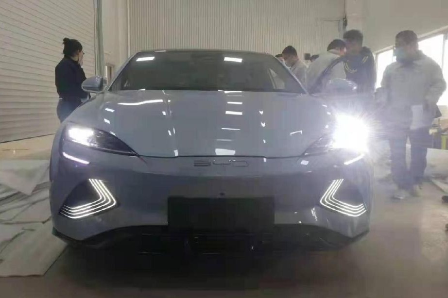 比亚迪海豹加快上市节奏 最新实车图曝光 内饰运动风