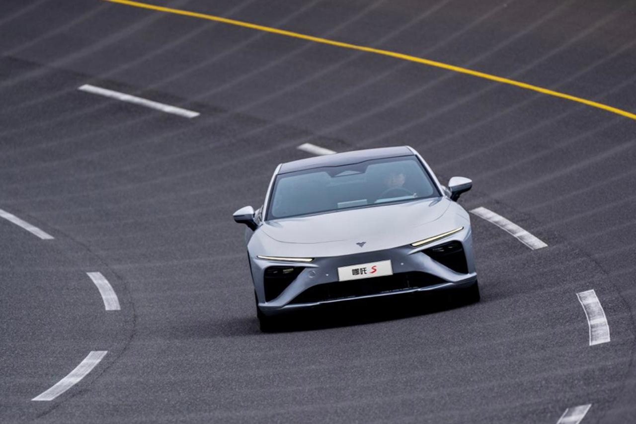 哪吒S增程版纯电续航近300km！综合续航里程高达1100km