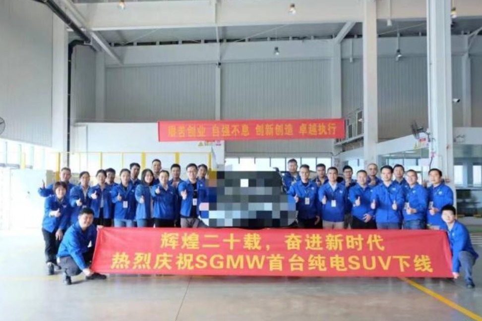 五菱首款电动SUV下线，哪吒V最强对手来了