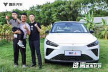 哪吒L廣州百車齊交付，CEO張勇親自到場