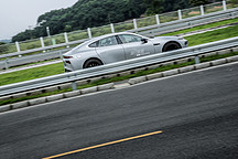 在高速上跑光小鹏P7四驱顶配是一种什么体验？！