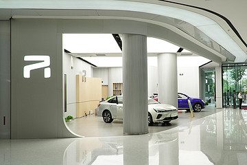 首家R-Store落地 首款车型荣威R ER6到店 开启新零售模式