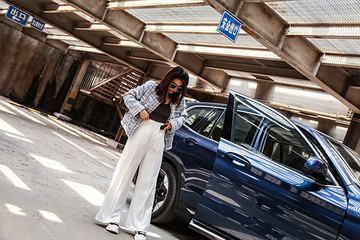 一台很“宝马”的电动车与一个无知的小姐姐