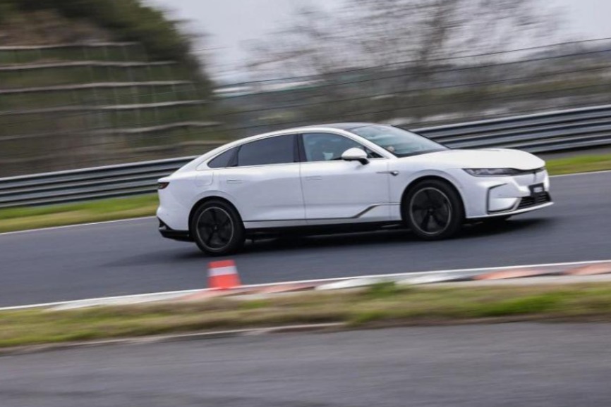 德系车不再是难以逾越的驾控标杆 岚图追光赛道碾压A6L