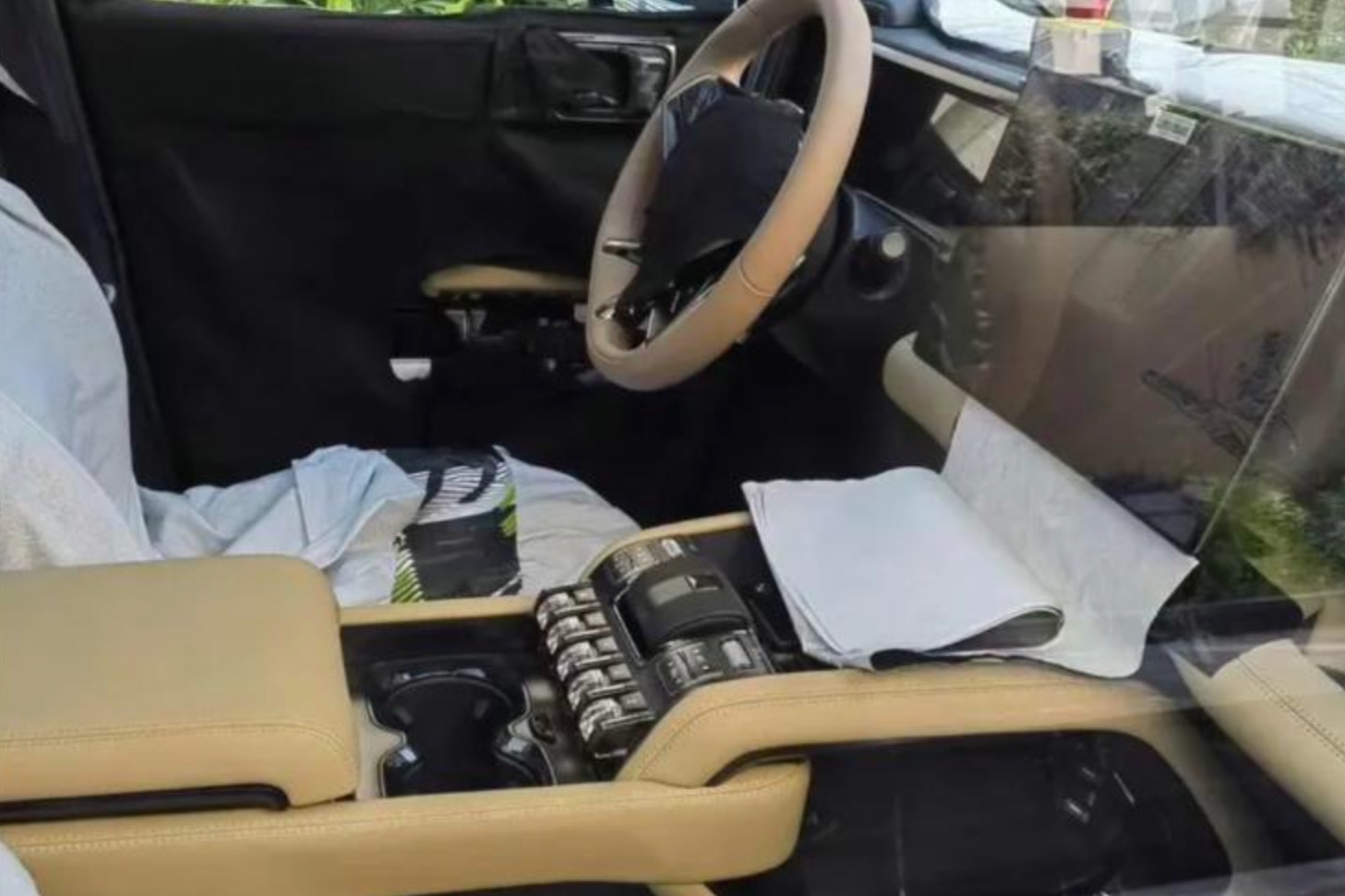 比亚迪F品牌车型内饰谍照曝光，配3把锁，大气、硬派！