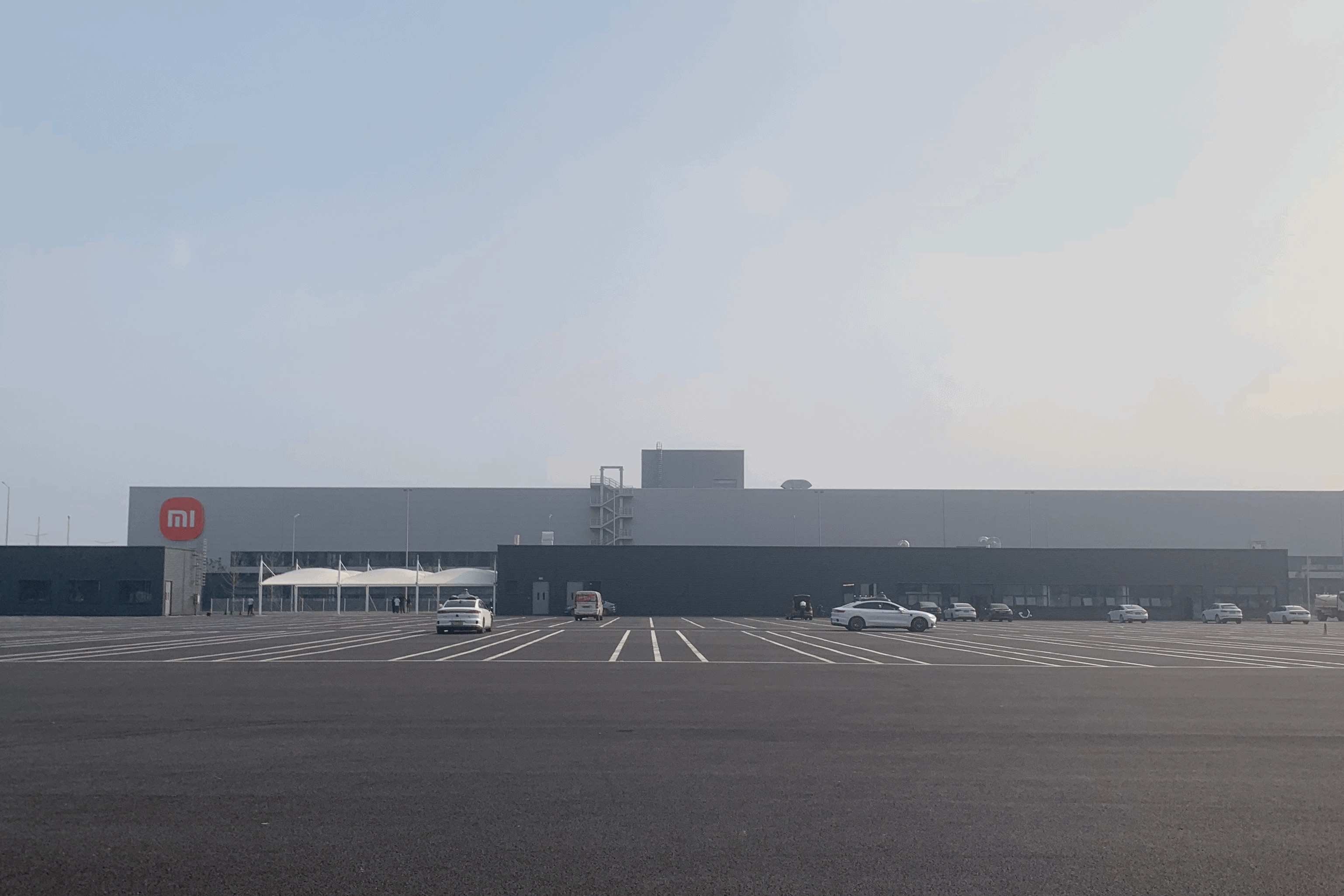 零距离探秘小米汽车工厂，万事俱备只欠东风