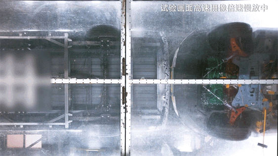 吉利銀河L6以40km的時(shí)速撞到前車(chē).gif