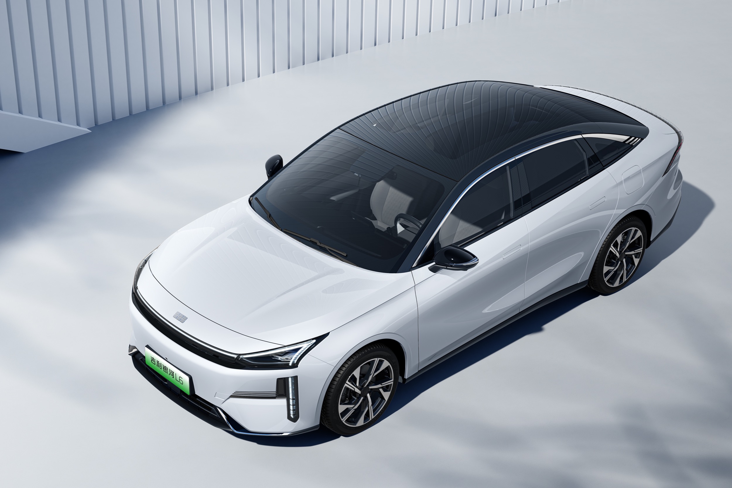 三车高速连环“魔鬼碰”，电池包还能继续用，银河L6刷出安全新高度