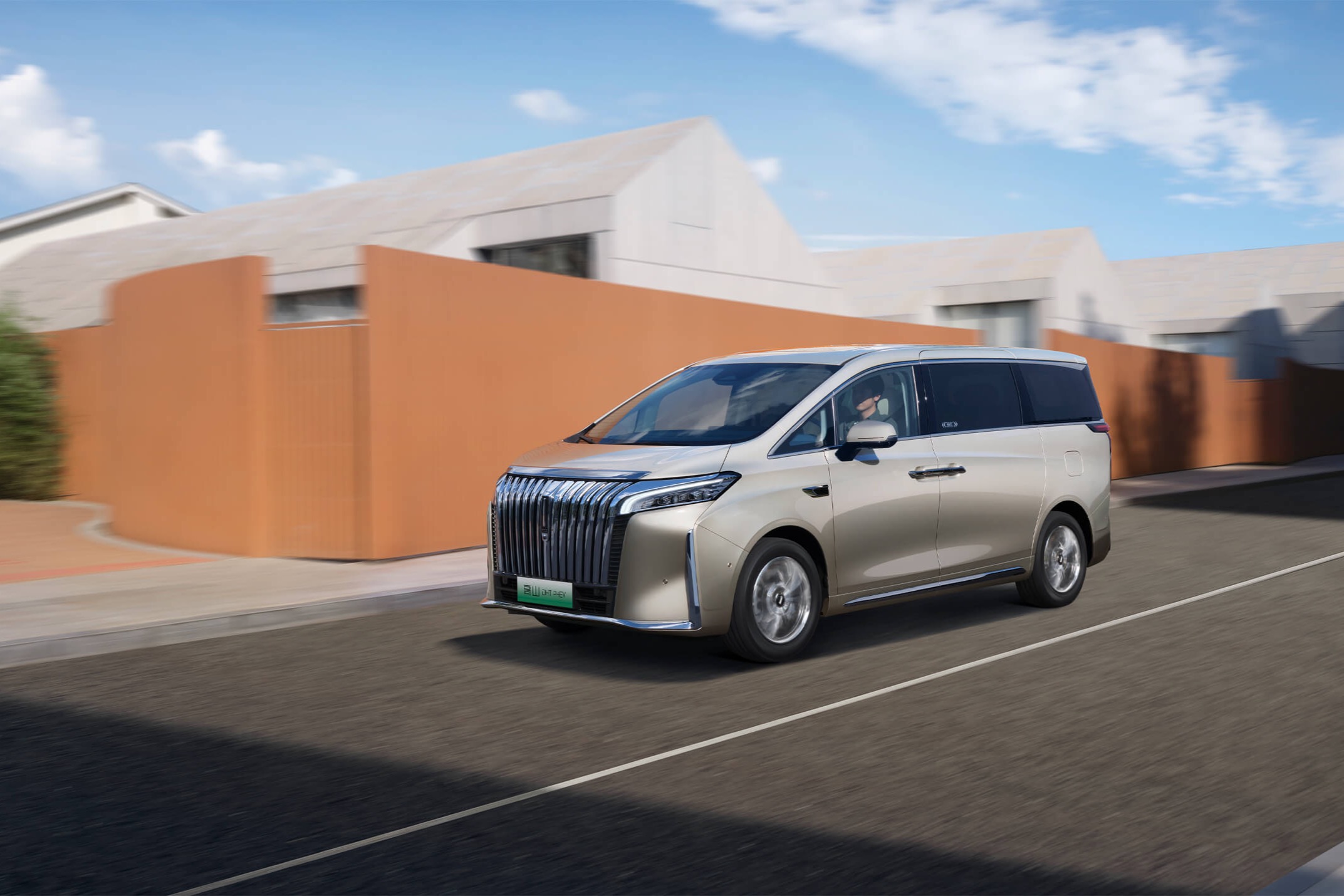 魏牌高山正式上市，售价33.58-40.58万元，和腾势D9相比谁更值得入手？