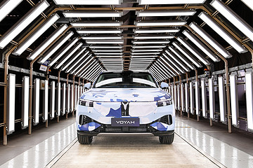 岚图汽车中大型高端智能电动SUV预生产下线