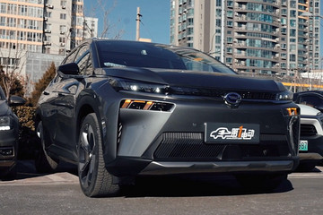 5G泊车凡尔赛，黑科技“大V”智斗豪车老炮和新能源霸主