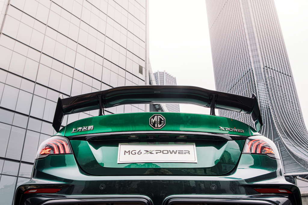 6_賽道猛獸MG6 XPOWER熱壓罐干碳工藝一體成型尾翼.jpg