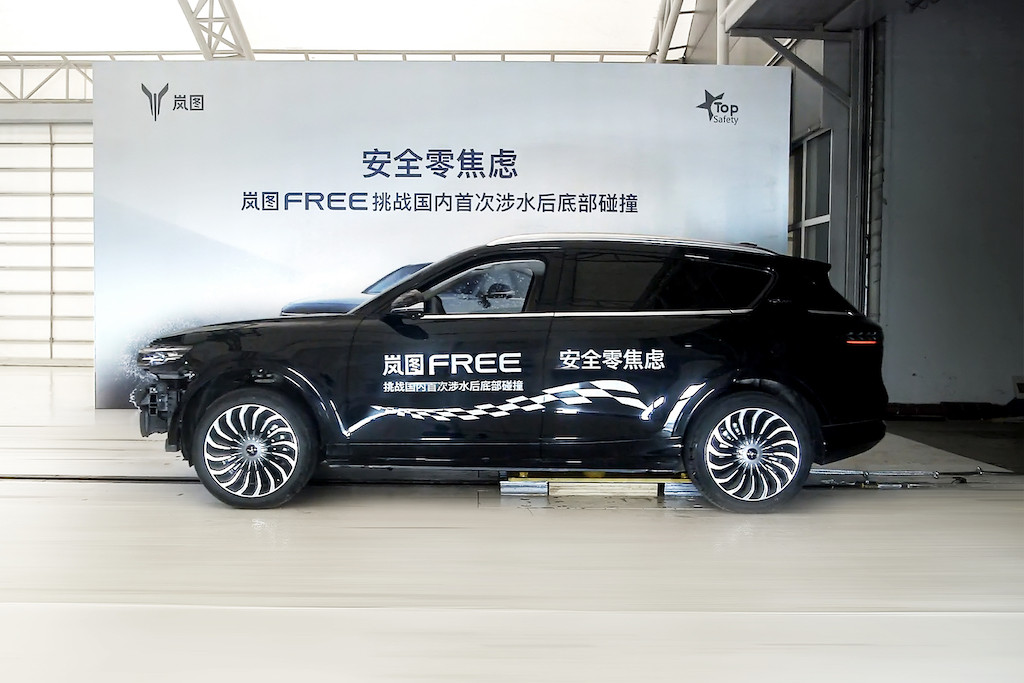 嵐圖FREE涉水后底部碰撞測試.jpg