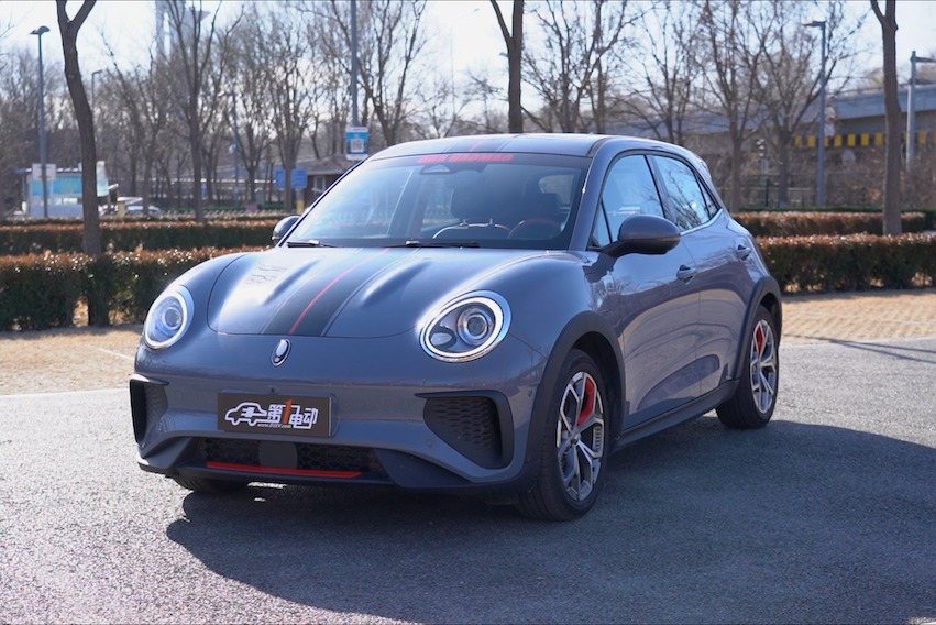 说出去谁能信？10几万的“小东西”倒车入库比我还快！