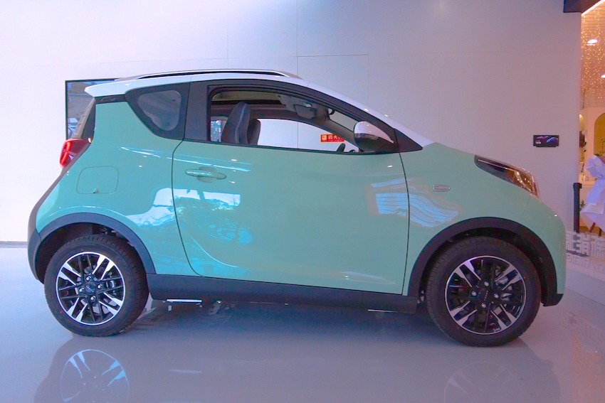 奇瑞小蚂蚁上新甜粉款！宏光MINIEV你怕了吗？