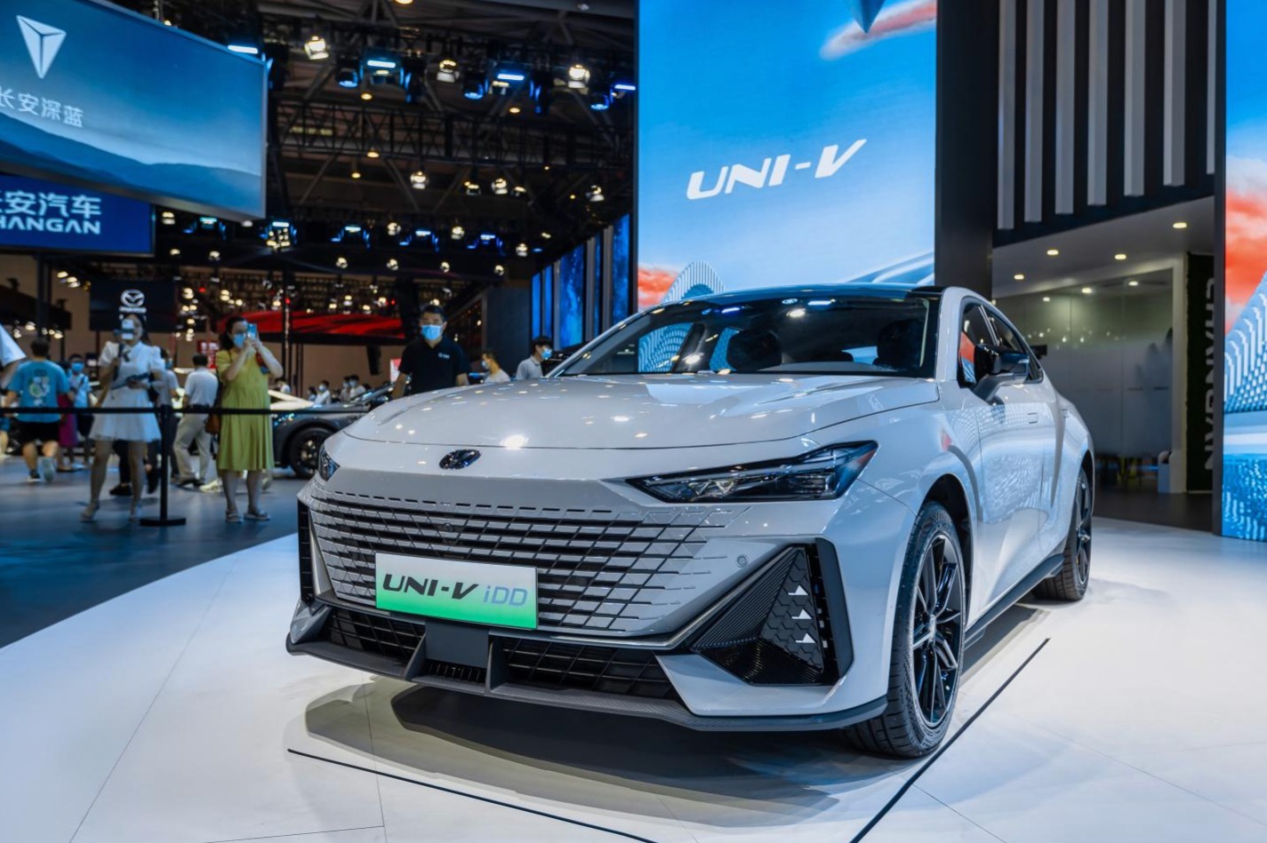 重庆车展|馈电油耗仅需4.95L 长安UNI-V iDD全球首秀