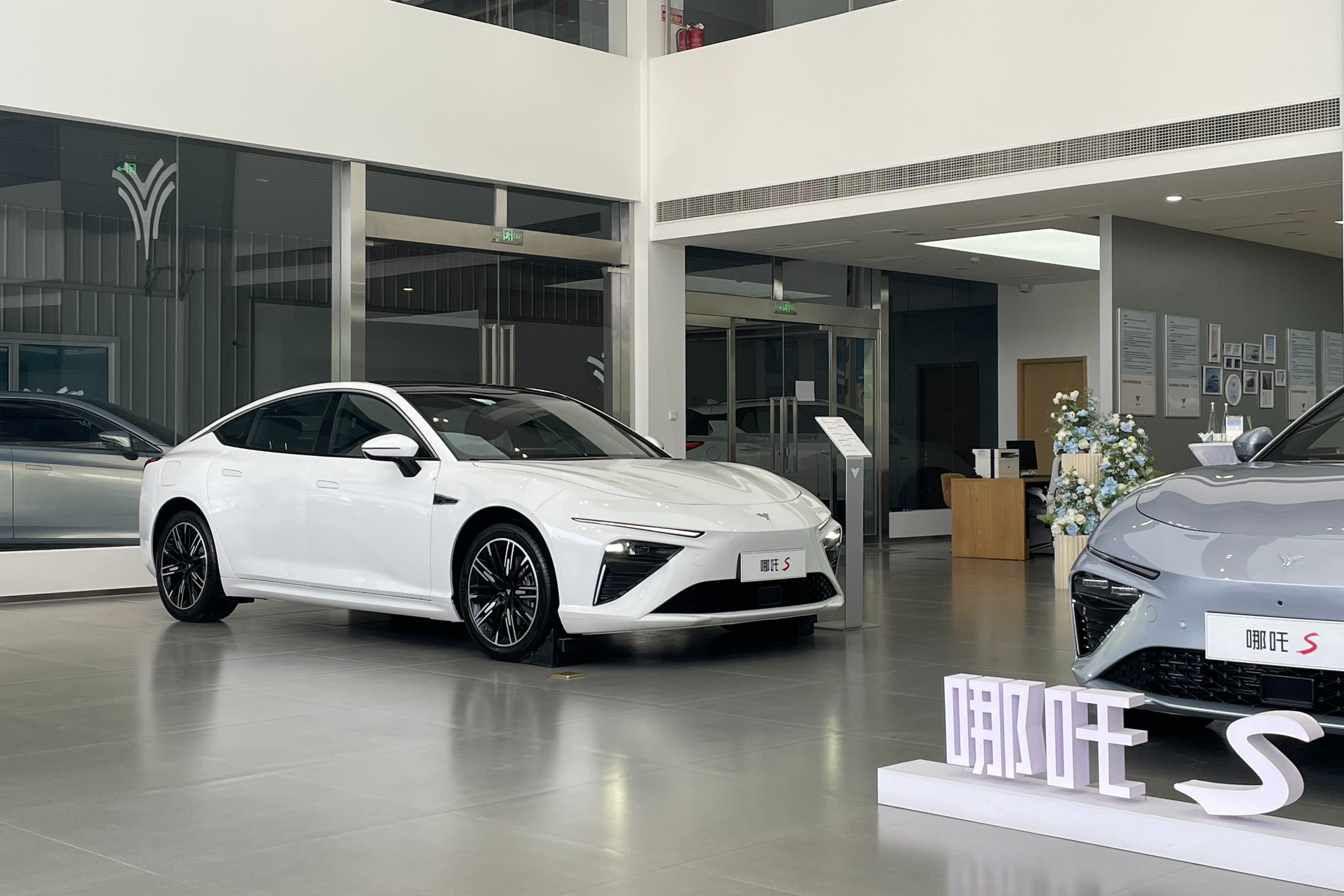 19萬就能買的中大型純電轎跑怎么樣？到店實拍哪吒S 520版