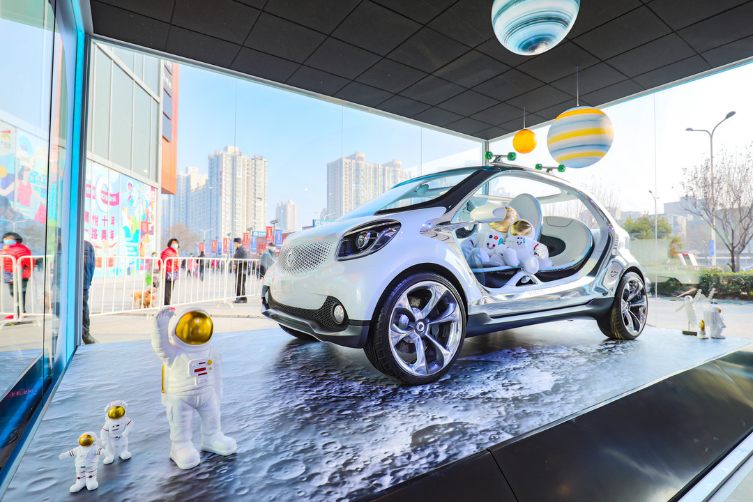 4. smart Concept Car 2011搭載全球第一款能夠通過陽光產(chǎn)生能量的透光車頂.jpg
