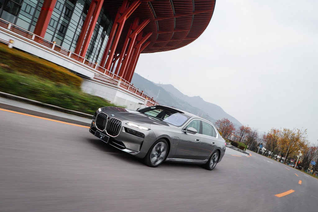 家族旗舰的变革与坚守 创新纯电动BMW i7试驾体验