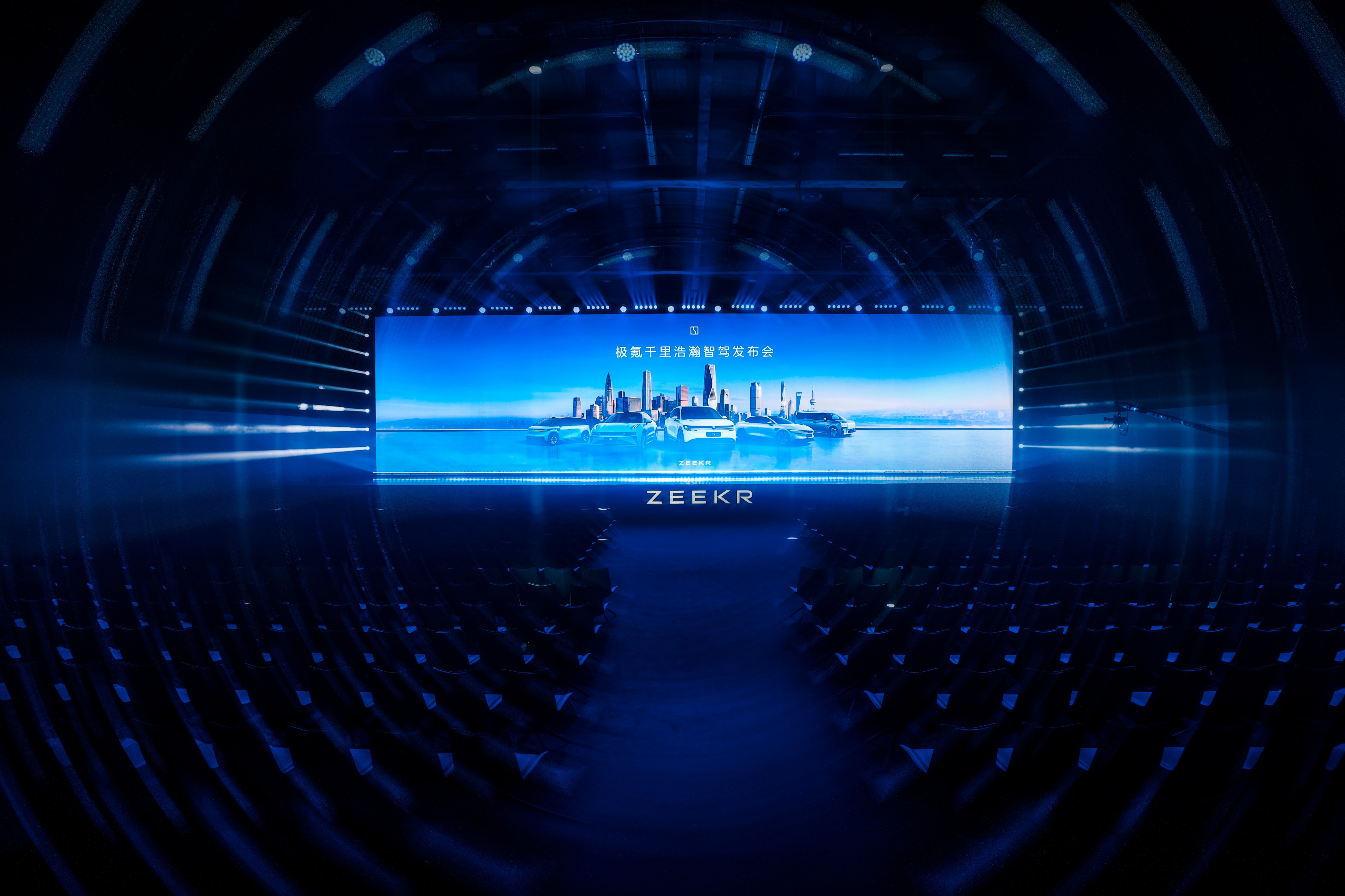 4月开启推送  极氪千里浩瀚发布满血版车位到车位