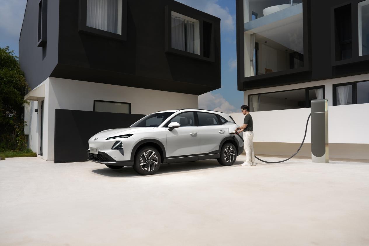 置换补贴价8.98万元起！五菱星光S 2025款正式上市，以「大快好省」打造全场景家庭出行体验！