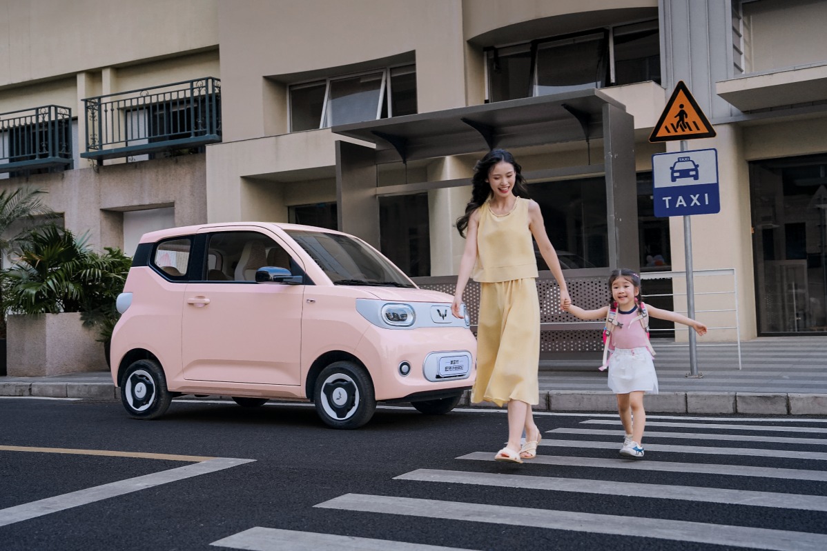 宏光MINIEV九月首周登頂中國汽車市場榜首，開學(xué)季再現(xiàn)“人民的代步車”實(shí)力