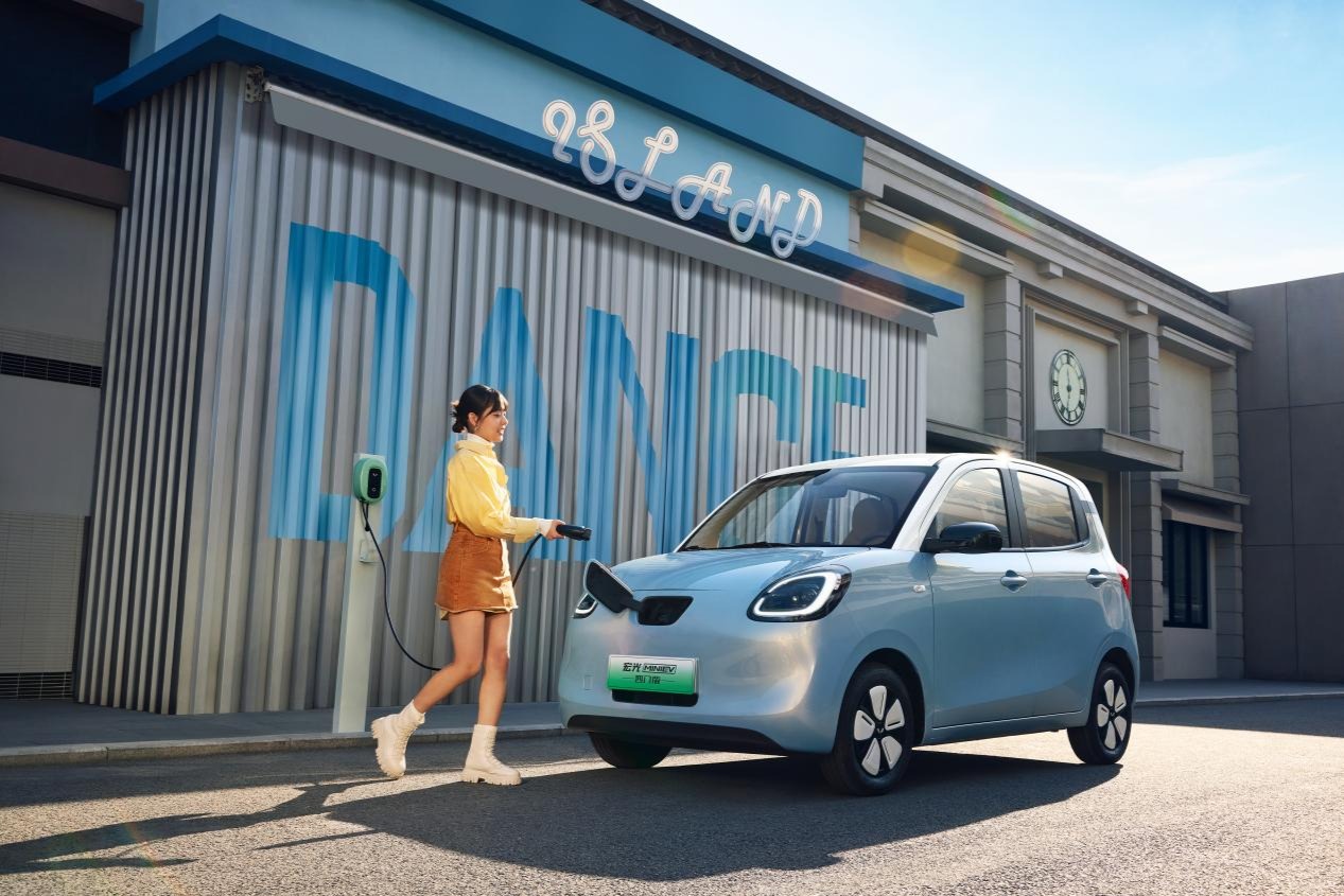销冠之上，持续进阶！宏光MINIEV四门版推出301km续航车型，置换补贴价5.28万元