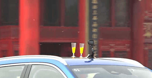 試駕車行駛時(shí)車頂水杯穩(wěn)如泰山.png