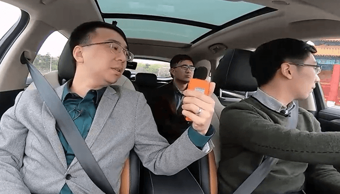 通過(guò)分貝儀測(cè)試車內(nèi)噪音情況.png