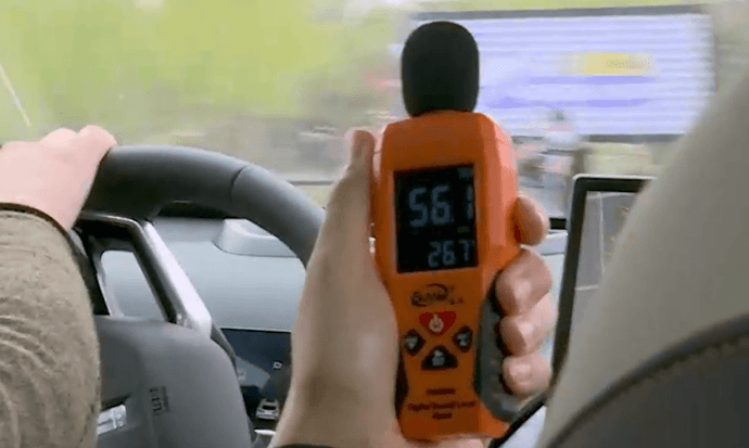 車內(nèi)分貝56.1dB.png