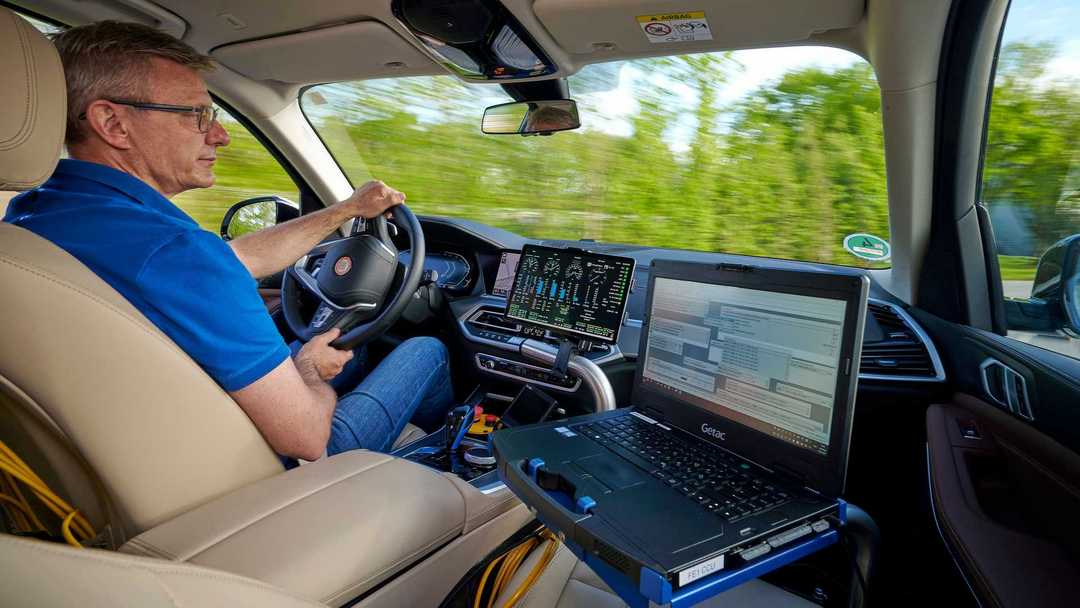 bmw-x5-testing-with-hydrogen-power-interior.jpg